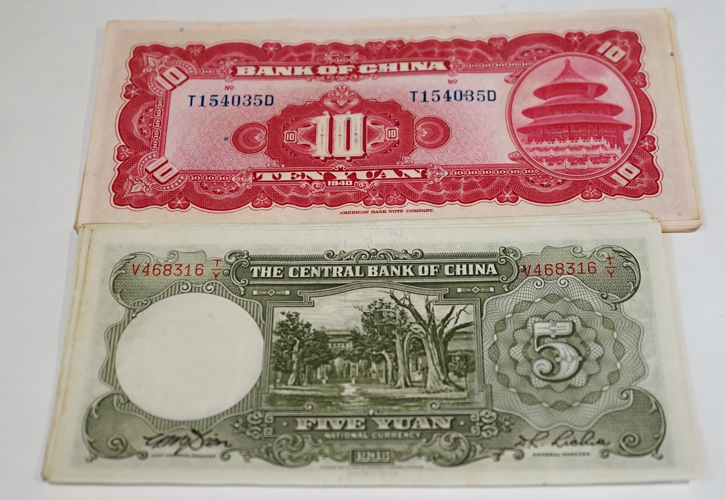World Bank notes, good VF to UNC, to include a run of 9 consecutive central bank of China five yuan 1936, a run of 10 consecutive Bank of China 10 yuan 1940, Bank of England £1 notes, Elizabeth II, Taiwan, Brazil, Poland